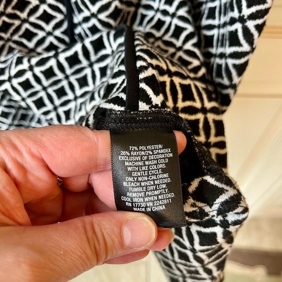 Mossimo large dress. Black white pattern with piping to create feminine lines. - Picture 4 of 4